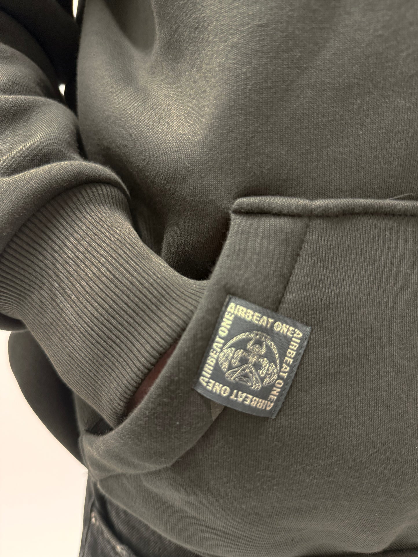 AIRBEAT ONE Hoodie "BULL" Versandinformationen